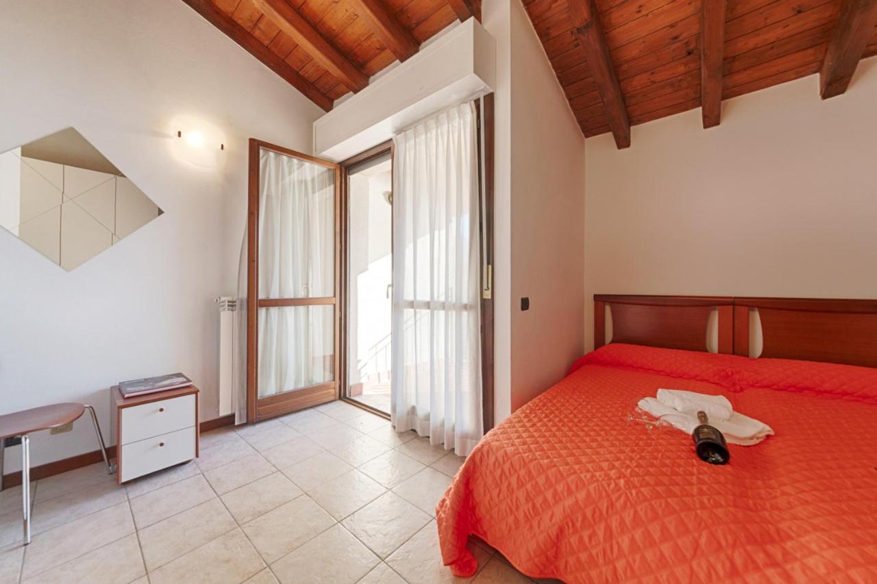 2-Bedroom Lakeview Apartment At The Lake Acquaseria Екстериор снимка